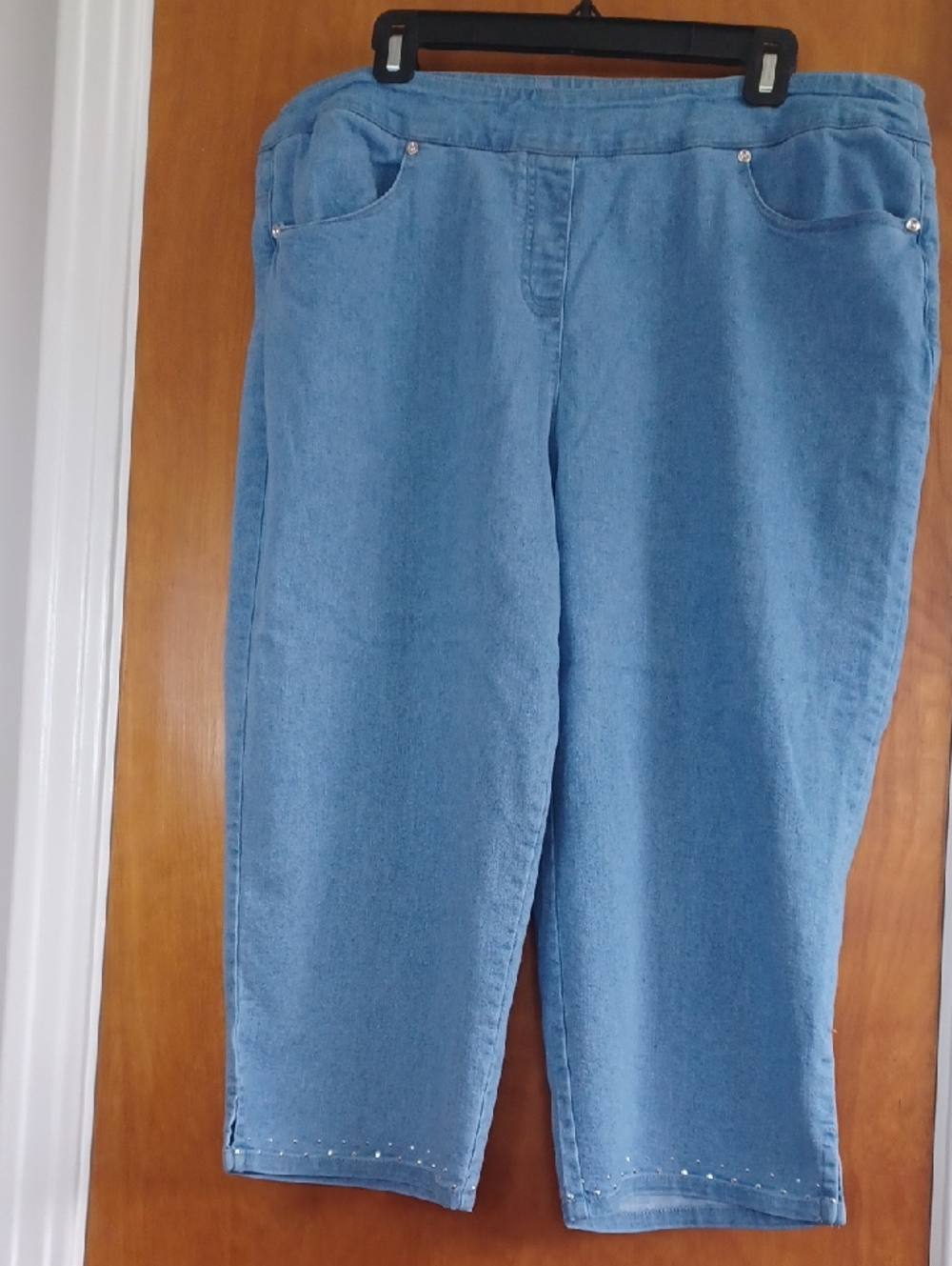 Allison Daley Sz.14 Pull On Denim Capris. Silver Trim. L.20.5" R.12". W.35".